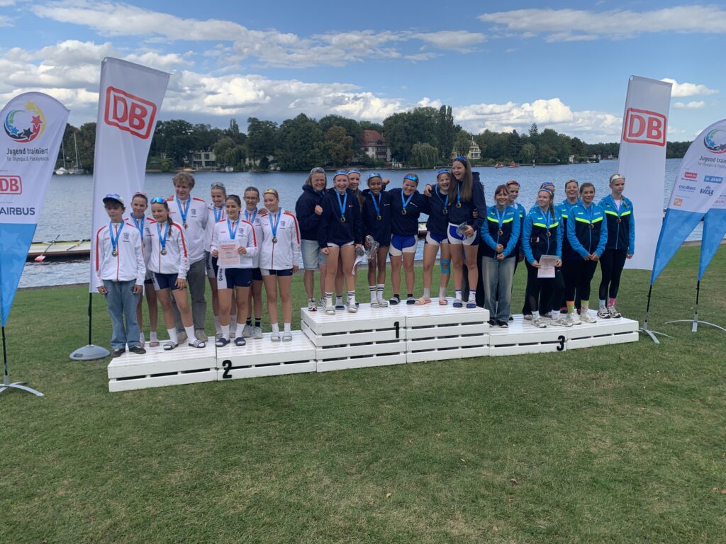 Siegerehrung bei den Mädchen U15 mit dem siegreichen Team der
Humboldtschule.