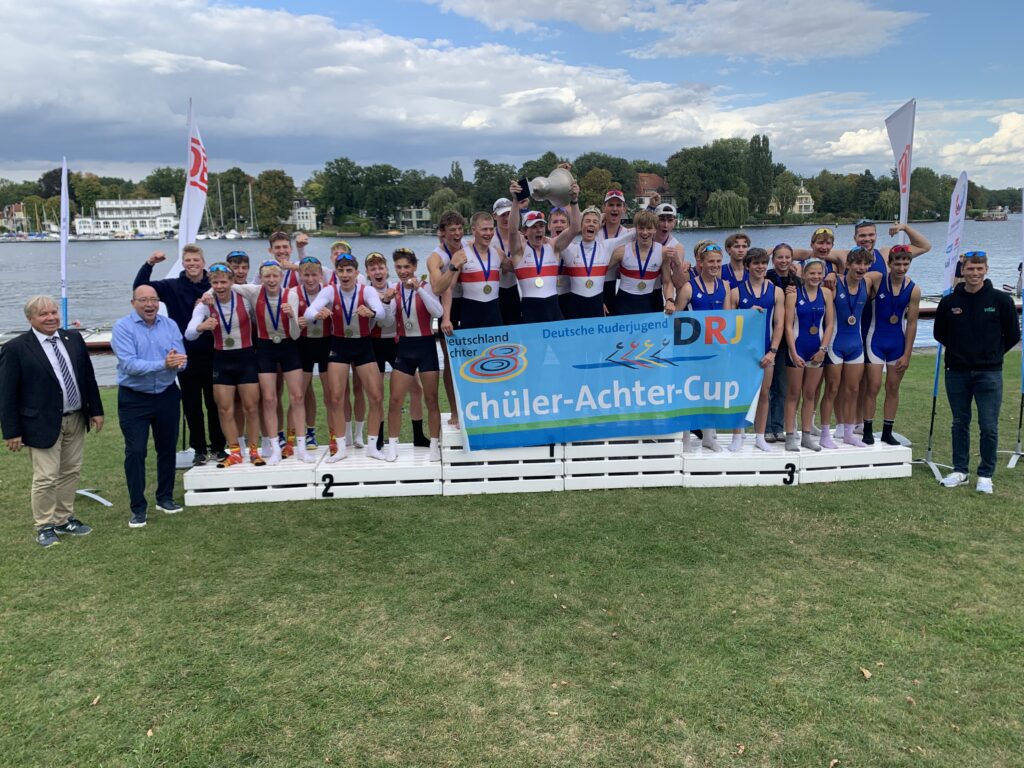 Siegerehrung beim Jungenachter U19: Platz 1: Poelchau-Schule Berlin, Platz 2:
Bismarckschule und Platz3: Humboldtschule.