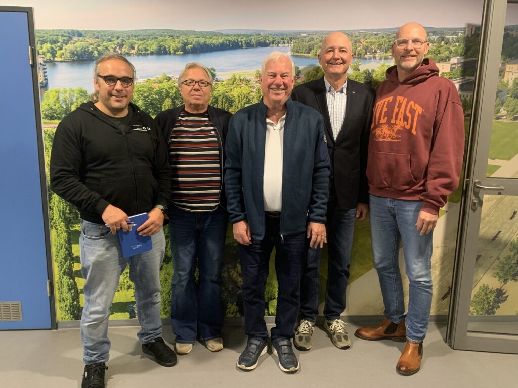 Der wiedergewählte Vorstand gemeinsam mit Ehrenmitglied Werner Niemeyer: von links: Martin Meier, Achim Eckmann, Werner Niemeyer, Peter Tholl und Jürgen Wolff.