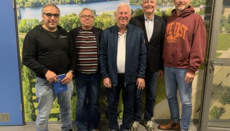 Der wiedergewählte Vorstand gemeinsam mit Ehrenmitglied Werner Niemeyer: von links: Martin Meier, Achim Eckmann, Werner Niemeyer, Peter Tholl und Jürgen Wolff.